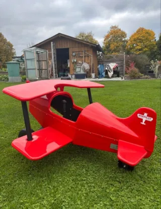Avión de pedales rojo para niños