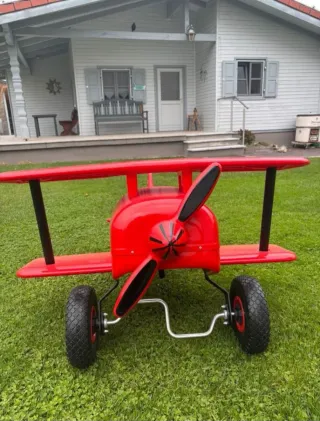 Avión de pedales rojo para niños