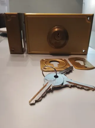 Cerradura dorada con 3 llaves.