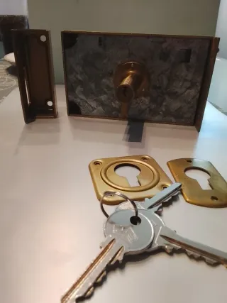 Cerradura dorada con 3 llaves.