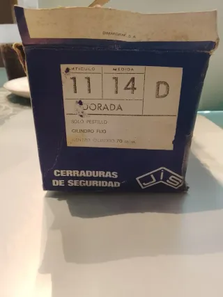 Cerradura dorada con 3 llaves.