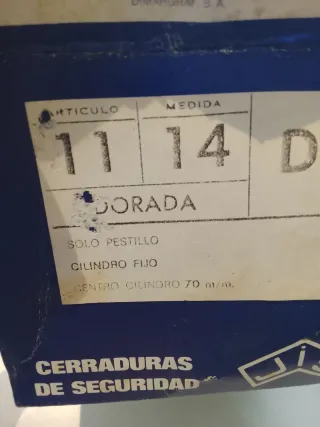 Cerradura dorada con 3 llaves.