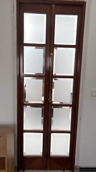 Puerta de madera con cristales