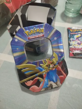 Caja metálica Pokémon Trading Card Game