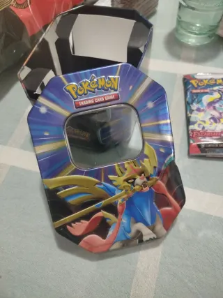 Caja metálica Pokémon Trading Card Game