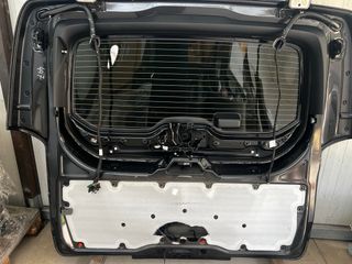 Portón Mercedes Clase V AMG 2025-2026