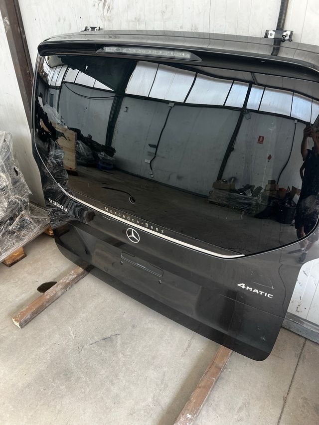 Portón Mercedes Clase V AMG 2025-2026