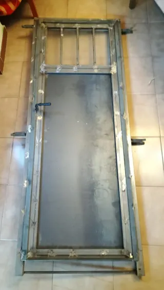 Puerta metálica con cristal