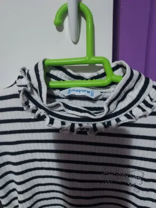 Camiseta 5 años rayas cuello alto volantesy brilla