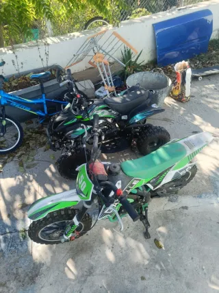 Minimoto infantil verde y negra