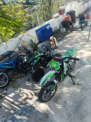 Minimoto infantil verde y negra