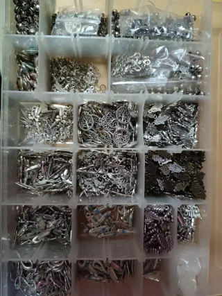 Lote bisutería: hilos, cuentas y abalorios