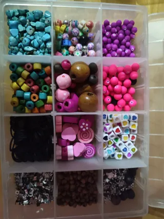 Lote bisutería: hilos, cuentas y abalorios