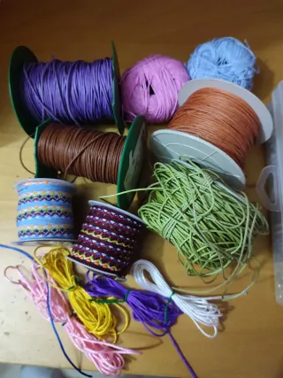 Lote bisutería: hilos, cuentas y abalorios