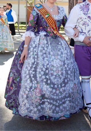 Traje de Fallera Morado con plata