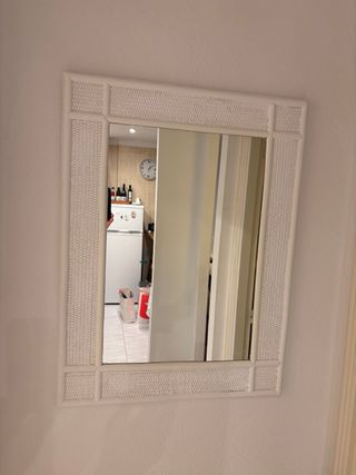 Mueble y espejo de mimbre blancos