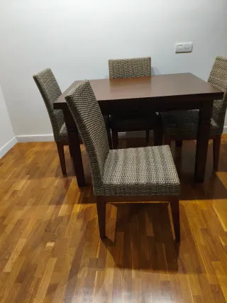 Mesa de comedor de madera y 4 sillas de madera