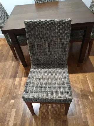 Mesa de comedor de madera y 4 sillas de madera