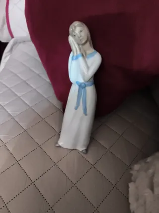 Figura de porcelana mujer durmiendo