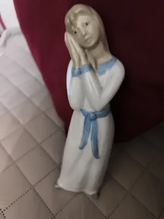 Figura de porcelana mujer durmiendo