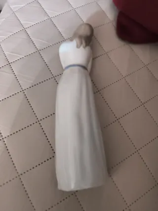 Figura de porcelana mujer durmiendo