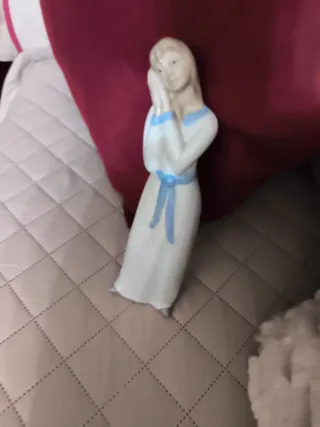 Figura de porcelana mujer durmiendo