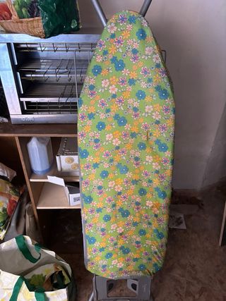 Tabla de planchar con funda floral