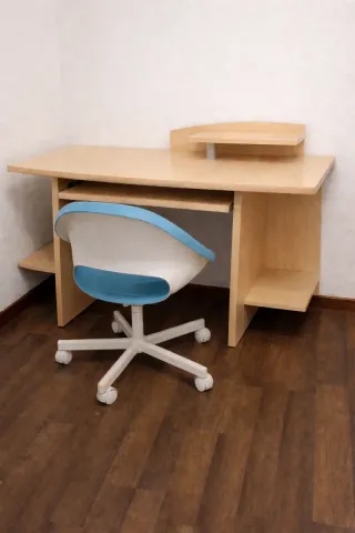 Escritorio y silla de madera y plástico