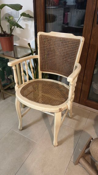 Silla de madera y mimbre estilo vintage