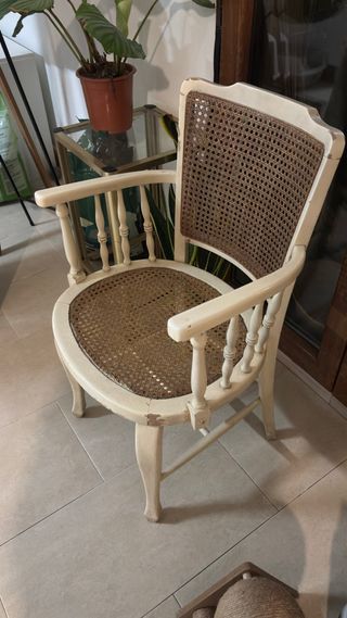 Silla de madera y mimbre estilo vintage
