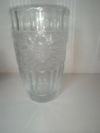 Jarrón de cristal antiguo con relieve