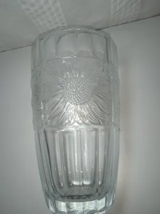 Jarrón de cristal antiguo con relieve