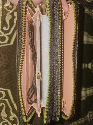 Monedero Marrón con Detalles Dorados