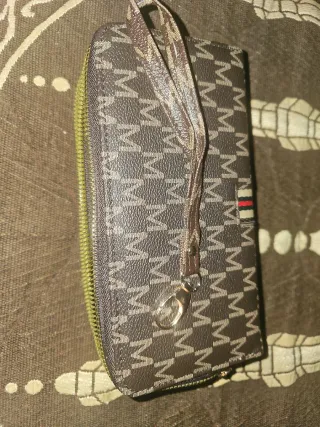 Monedero Marrón con Detalles Dorados