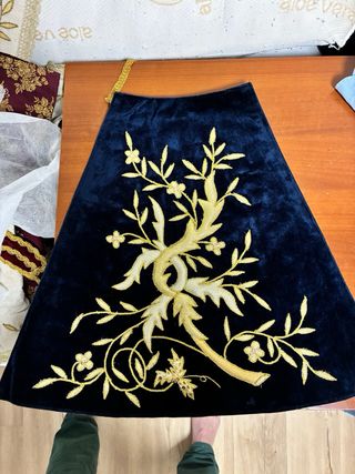 Saya bordada en aplicación virgen 80 cm