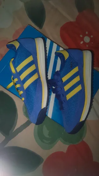 Deportivas Adidas niño azul y amarillo, nuevas