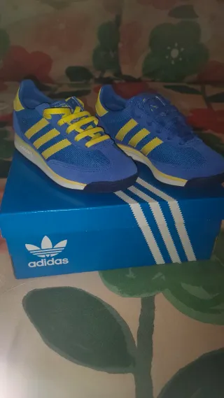 Deportivas Adidas niño azul y amarillo, nuevas