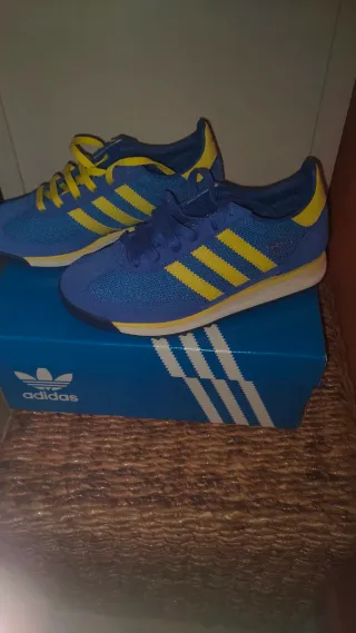 Deportivas Adidas niño azul y amarillo, nuevas