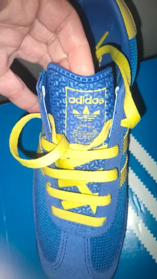 Deportivas Adidas niño azul y amarillo, nuevas