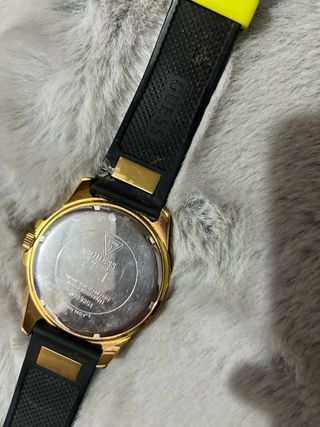 Reloj Guess Dorado y Negro