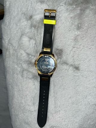 Reloj Guess Dorado y Negro