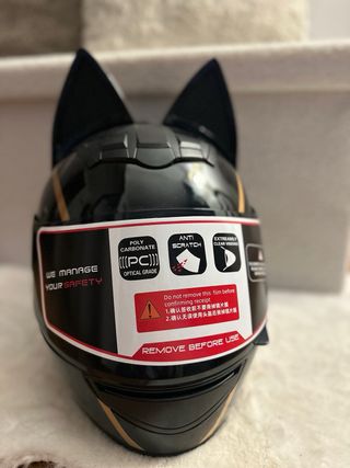 Casco de moto negro con detalles dorados talla M