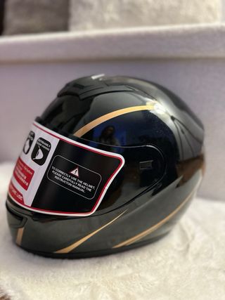 Casco de moto negro con detalles dorados talla M