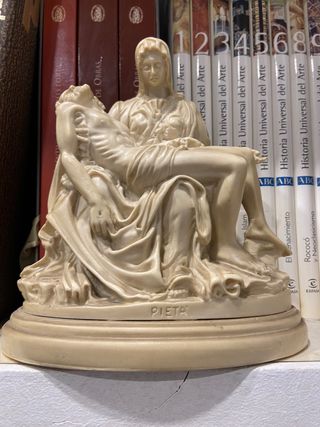 Escultura La Piedad Beige