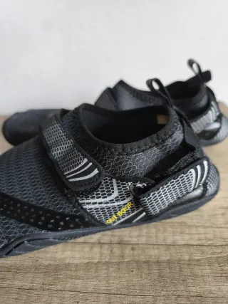 Zapatillas de agua negras y amarillas Sólo envío