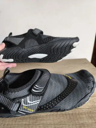 Zapatillas de agua negras y amarillas Sólo envío