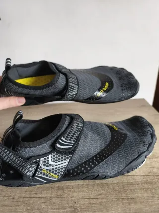 Zapatillas de agua negras y amarillas Sólo envío