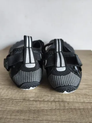 Zapatillas de agua negras y amarillas Sólo envío