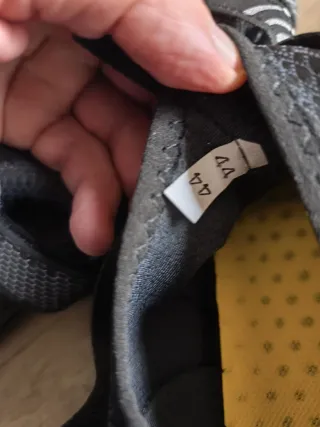 Zapatillas de agua negras y amarillas Sólo envío