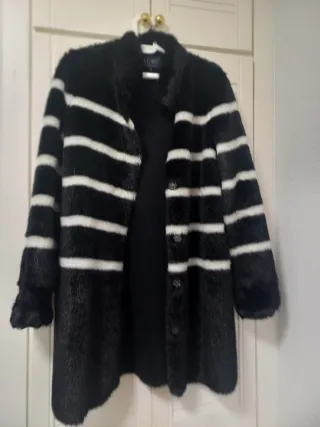 Abrigo rayas pelo sintético negro y blanco